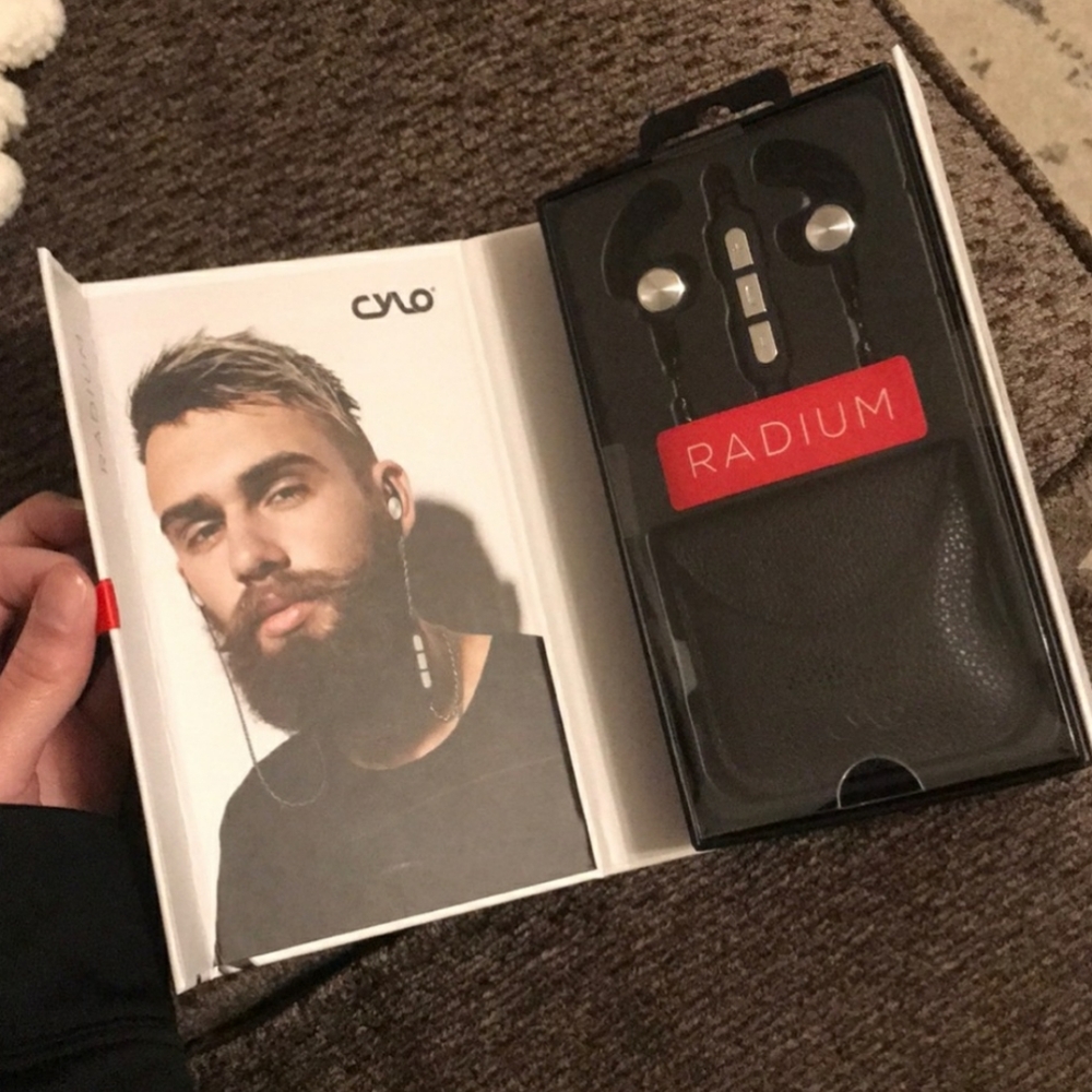 Earbuds - Picture 3 of 3